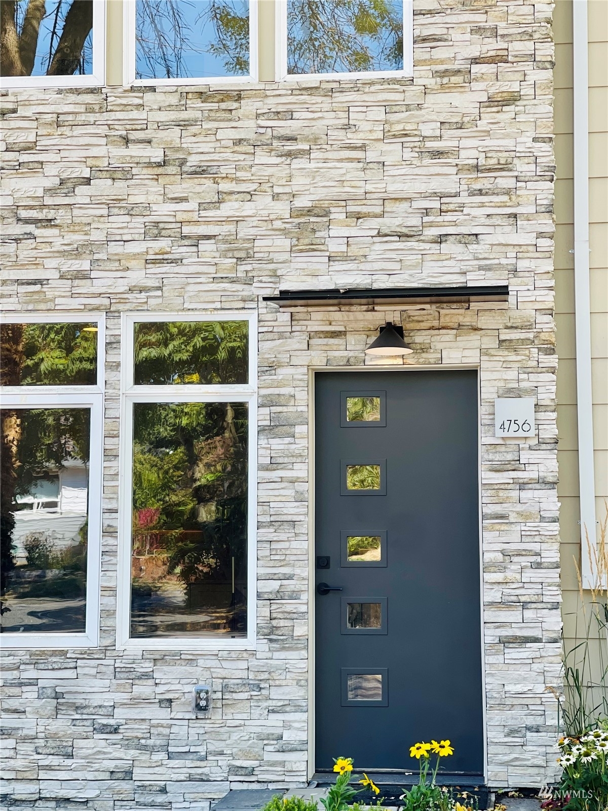 Property Photo: 4756 Greenlake Way N WA 98103