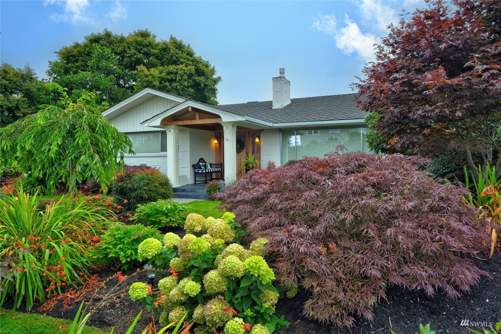 Property Photo:  921 Hoyt Avenue  WA 98201 