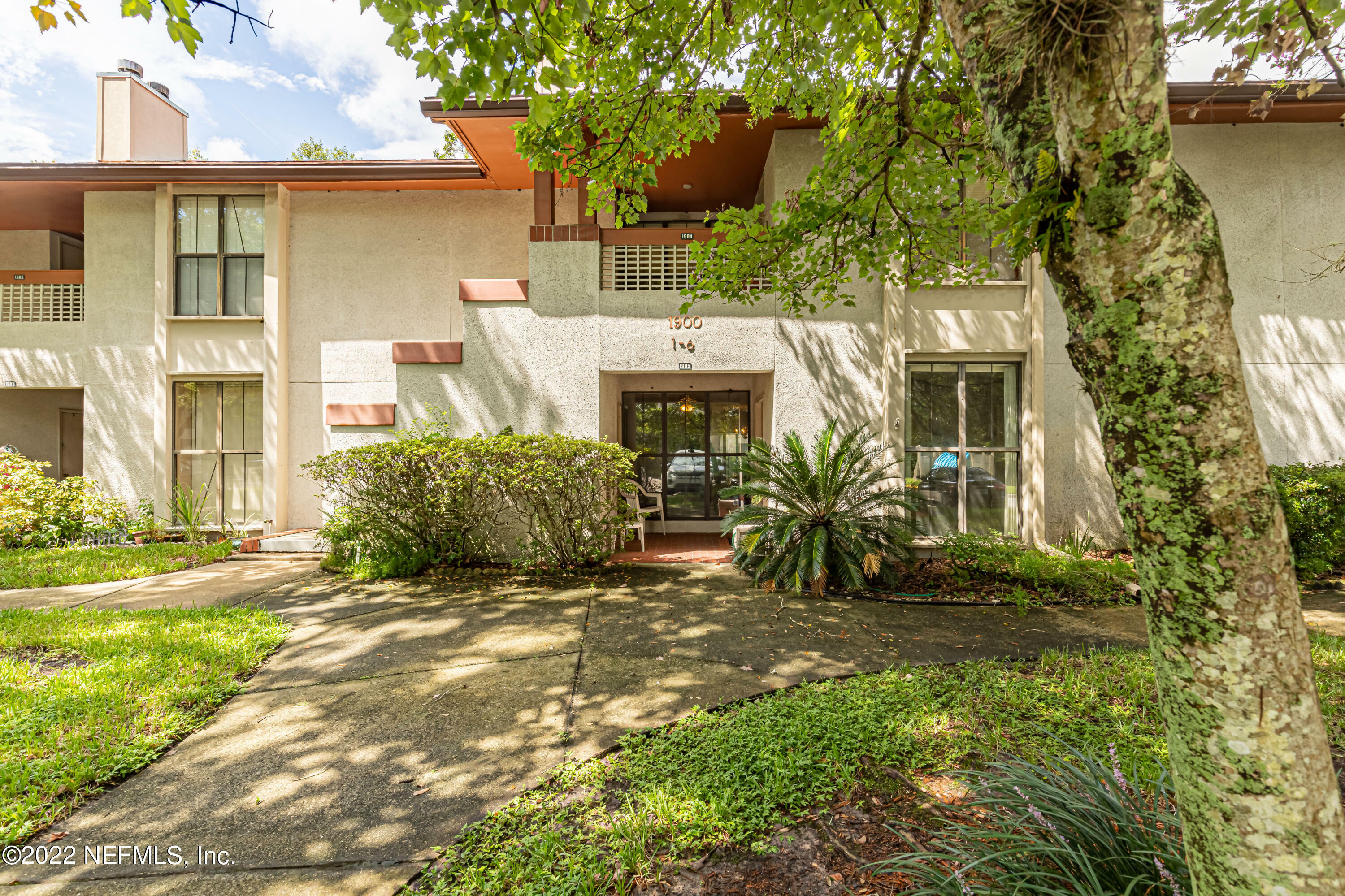 Property Photo: 1905 Wood Hill Pl 1905 FL 32256