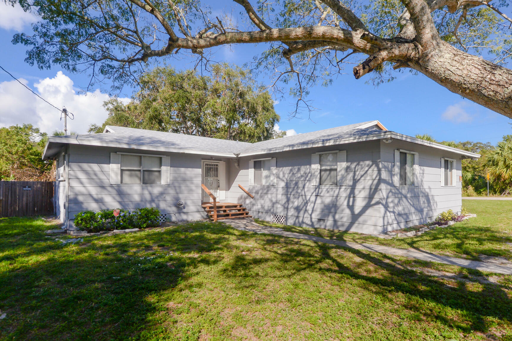 Property Photo:  2011 Edwin Avenue  FL 34946 