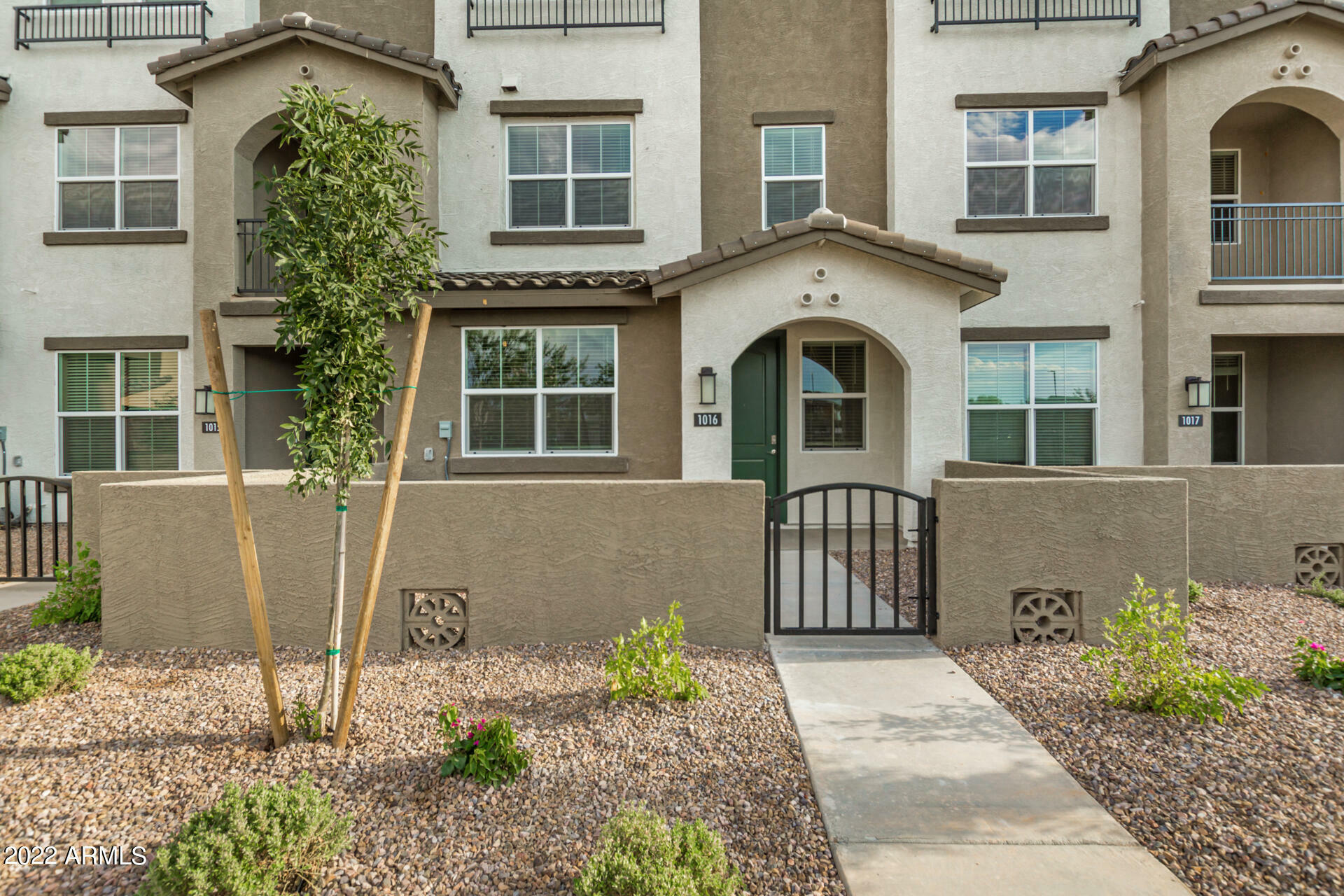 Property Photo:  1255 N Arizona Avenue 1016  AZ 85225 