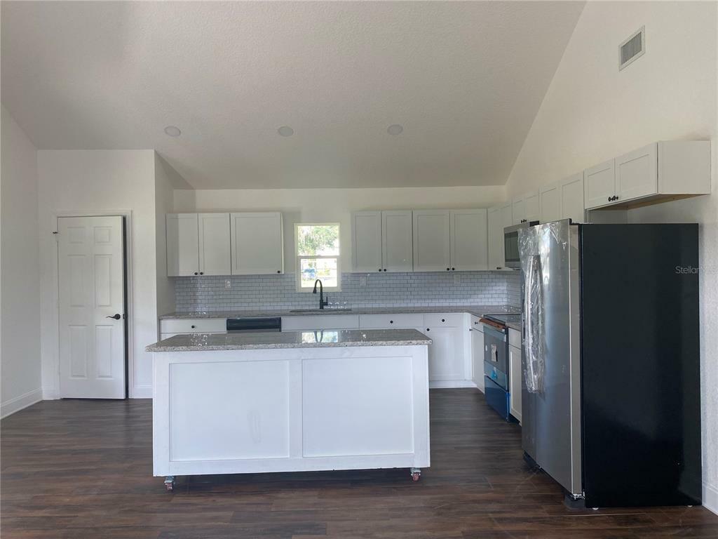 Property Photo:  638 NW 9th Avenue  FL 33597 