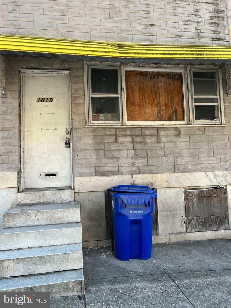 Property Photo: 1819 W Saratoga Street MD 21223