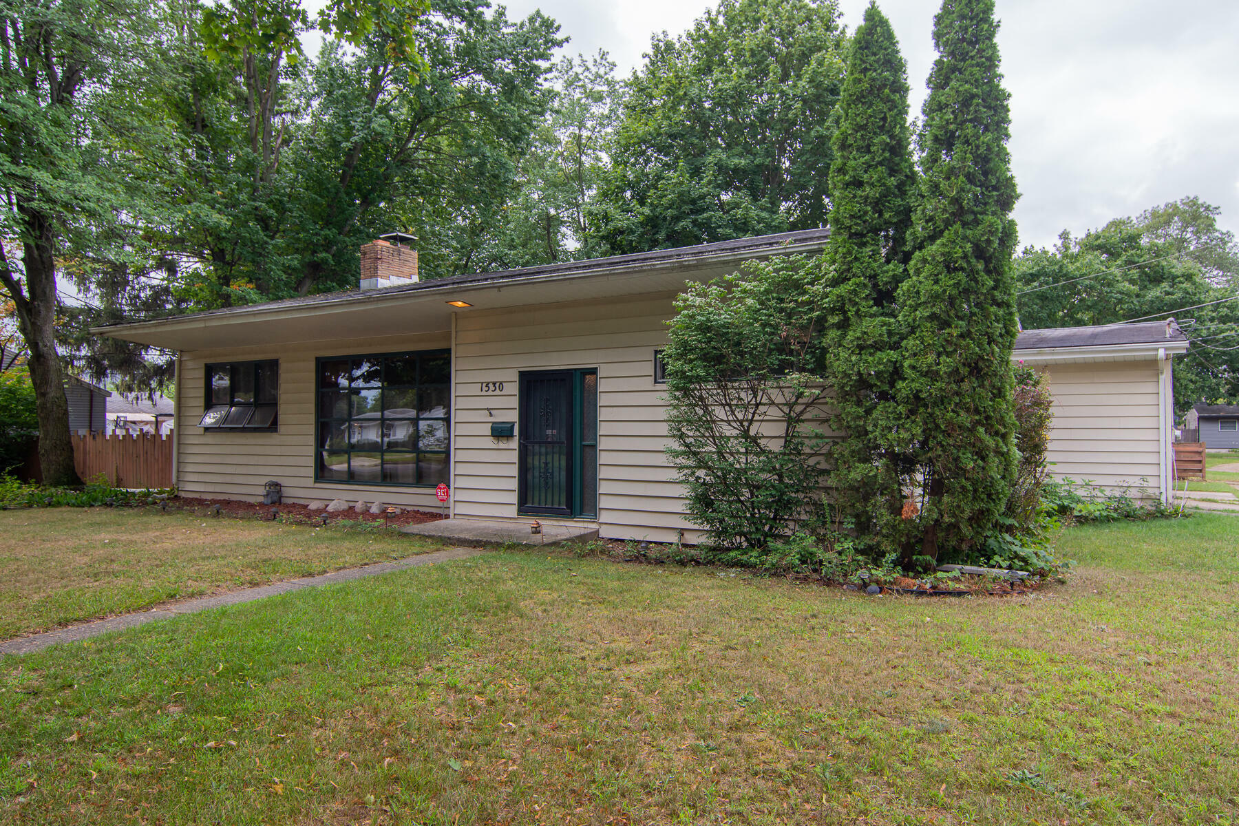 Property Photo:  1530 Inner Drive  MI 49120 