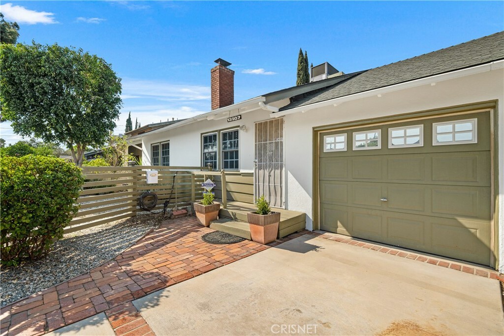 Property Photo:  13907 Archwood Street  CA 91405 