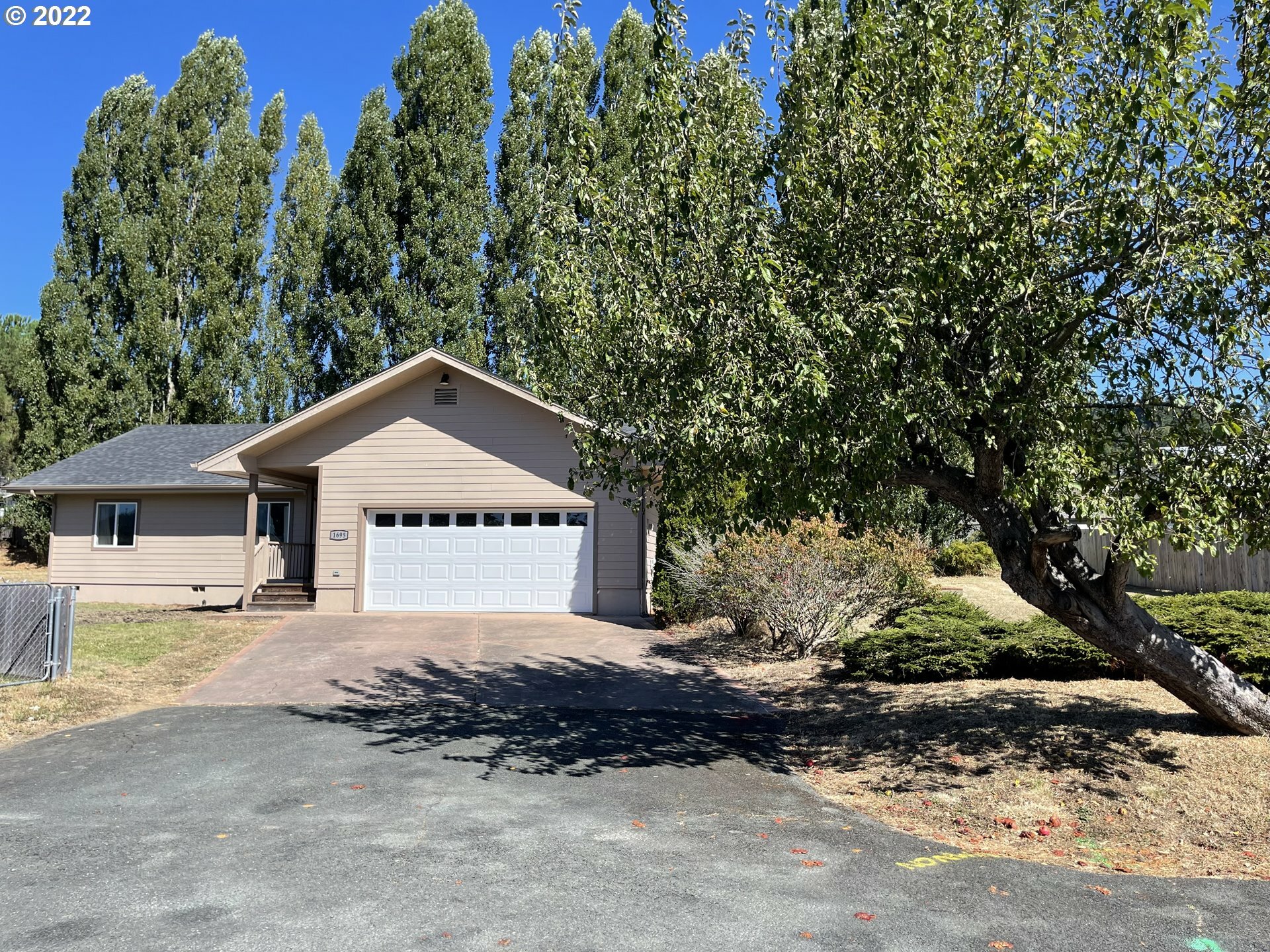 Property Photo:  1695 Bobcat Ct  OR 97458 