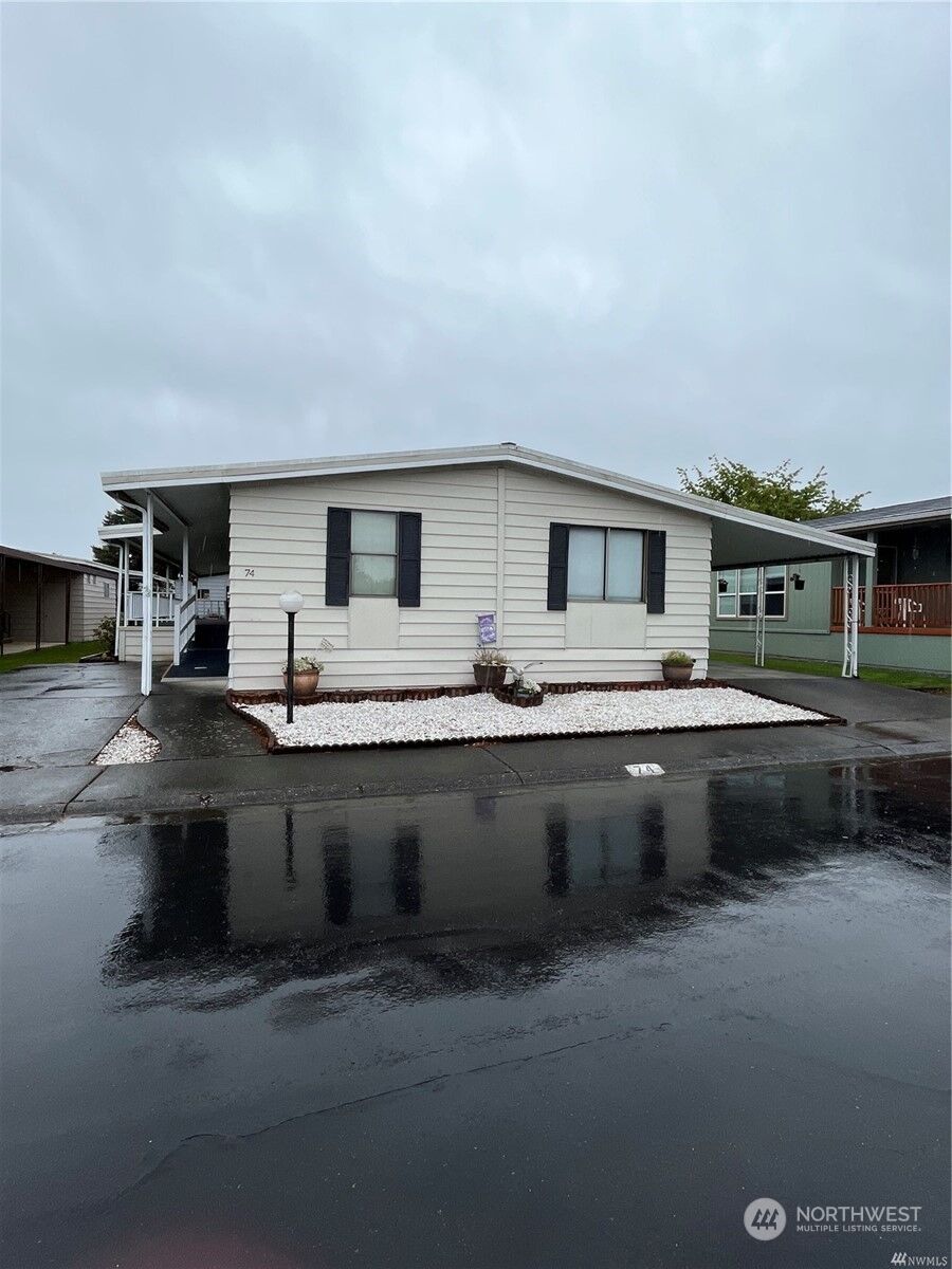 Property Photo: 11436 SE 208th Street 74 WA 98031