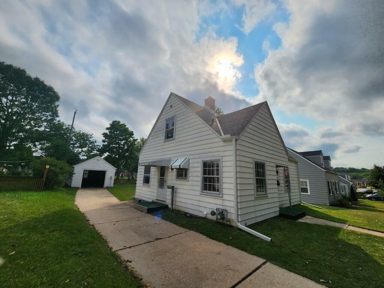 Property Photo:  211 Sycamore St  WI 53095 