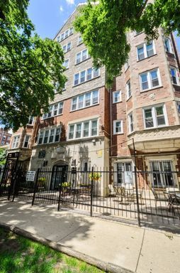 Property Photo: 1608 W Sherwin Avenue 414 IL 60626