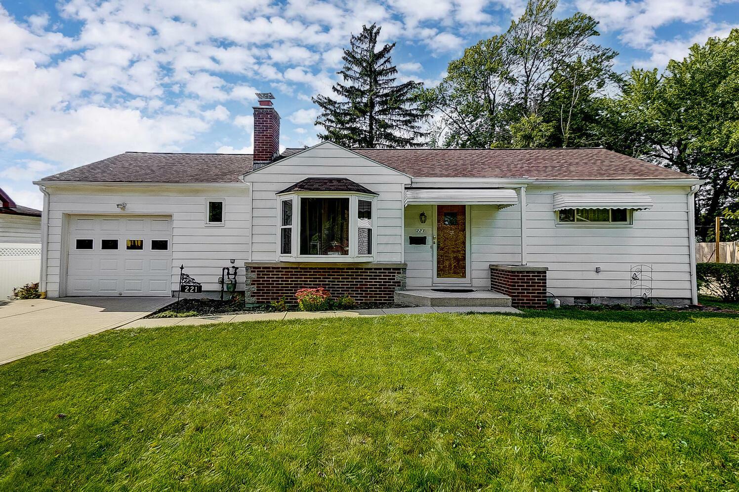 Property Photo:  221 Maple Drive  OH 43228 