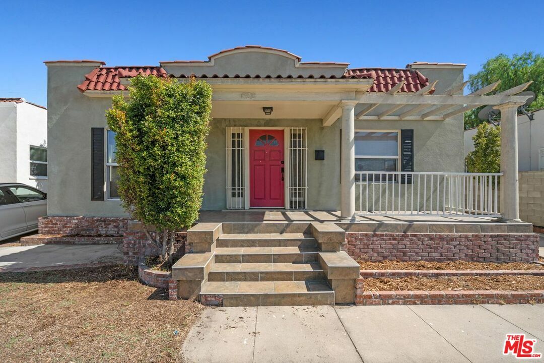 Property Photo:  626  N Gower St  CA 90004 