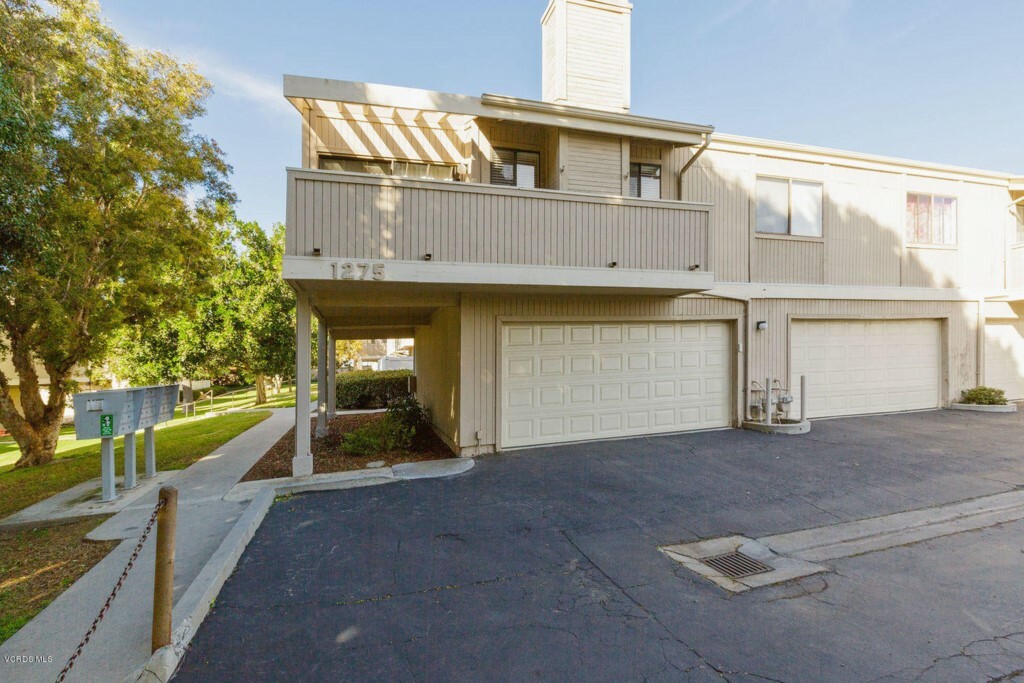 Property Photo:  1275 Seacliff Court 3  CA 93003 