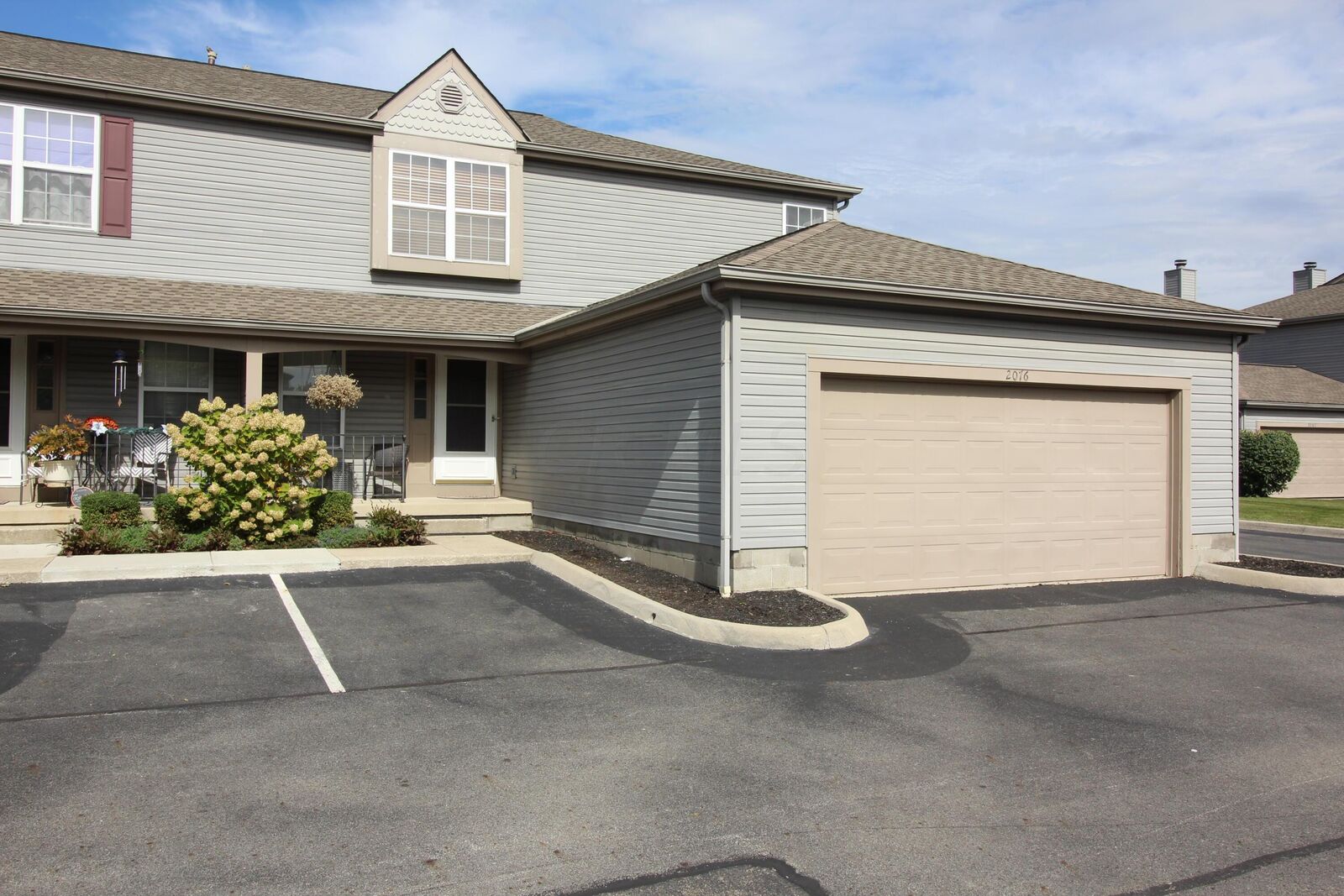 Property Photo:  2076 Tamarin Drive  OH 43235 