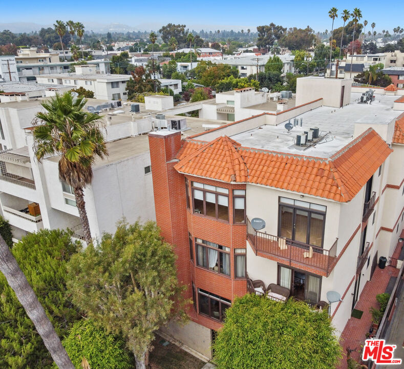 Property Photo:  911   5th St 301  CA 90403 