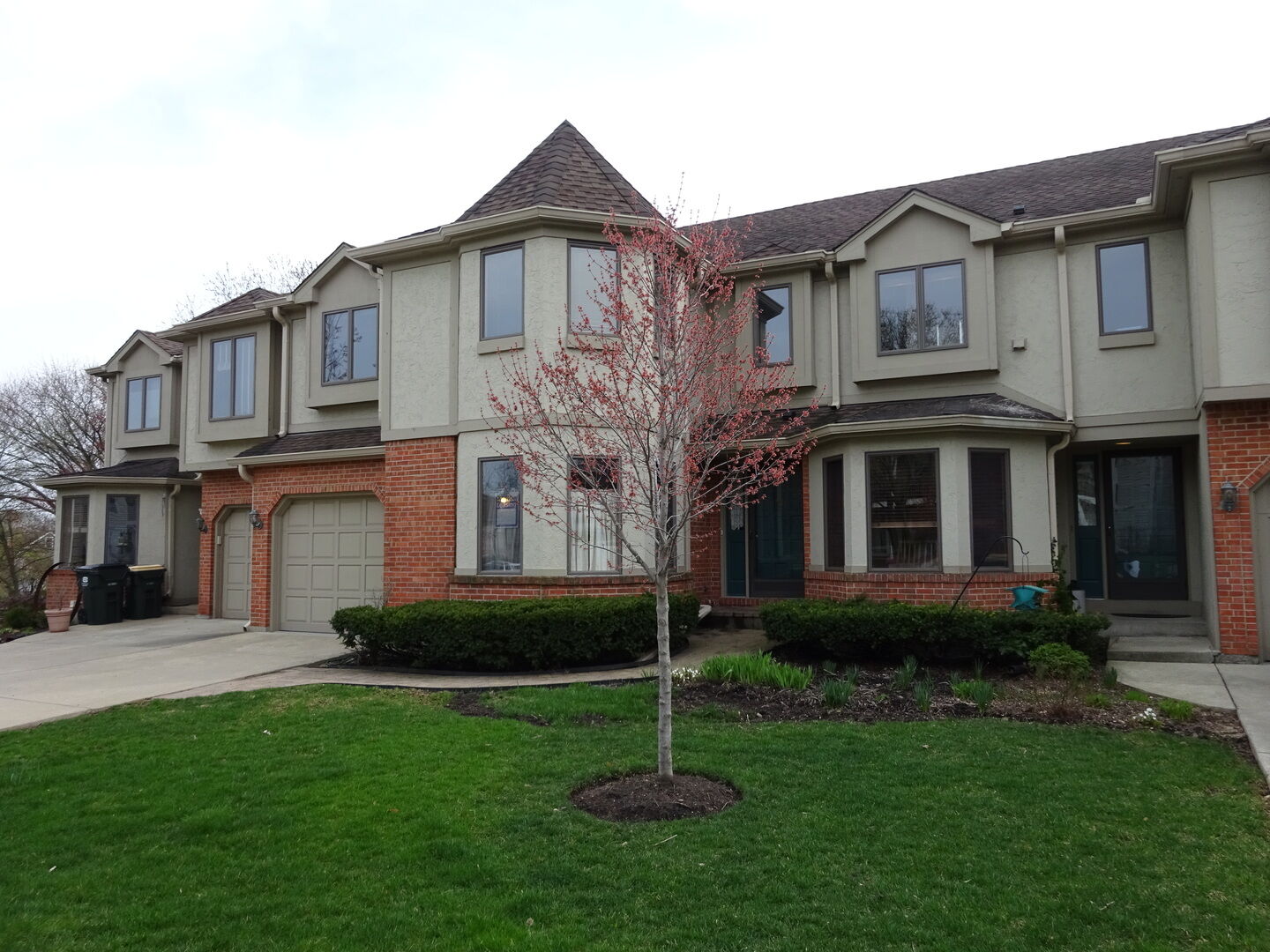 Property Photo: 107 E Winchester Road 107 IL 60048