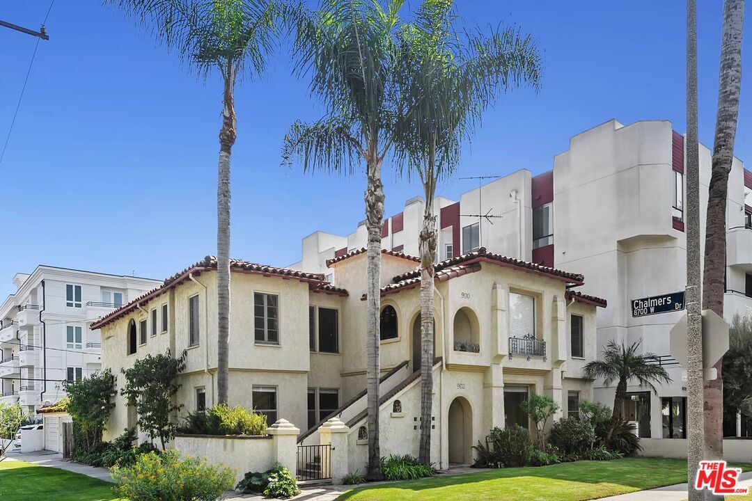 Property Photo: 900 S Wooster St CA 90035