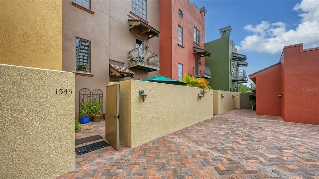Property Photo:  1545 Oak Street 10  FL 34236 