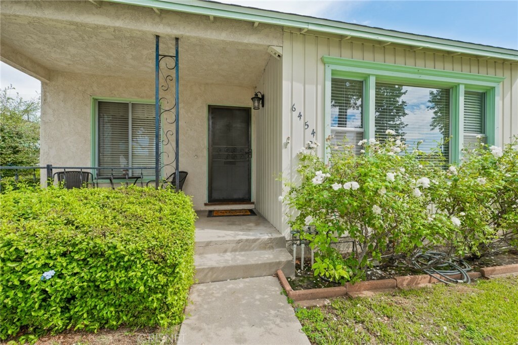 Property Photo:  6454 Yarmouth Avenue  CA 91335 