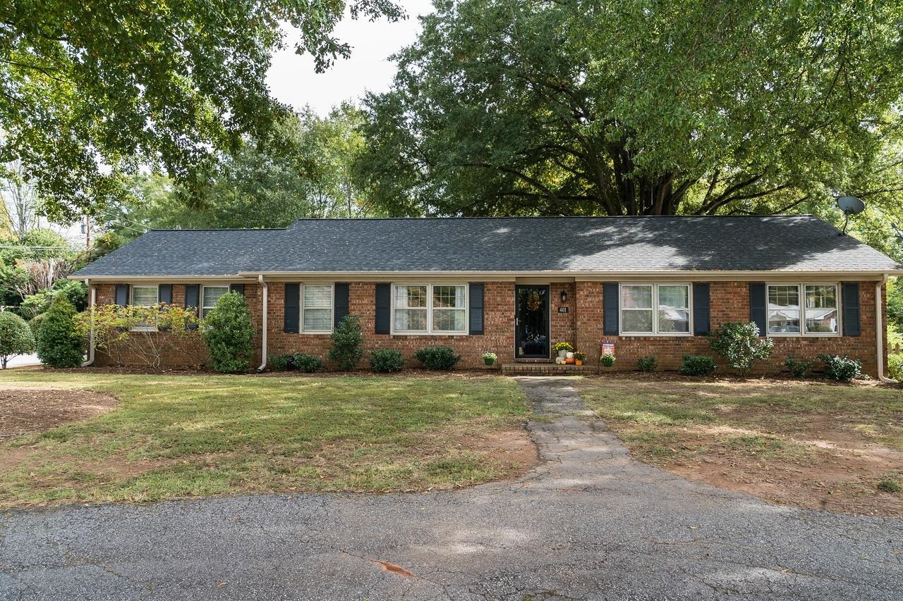 Property Photo:  401 Springwood Drive  SC 29302 