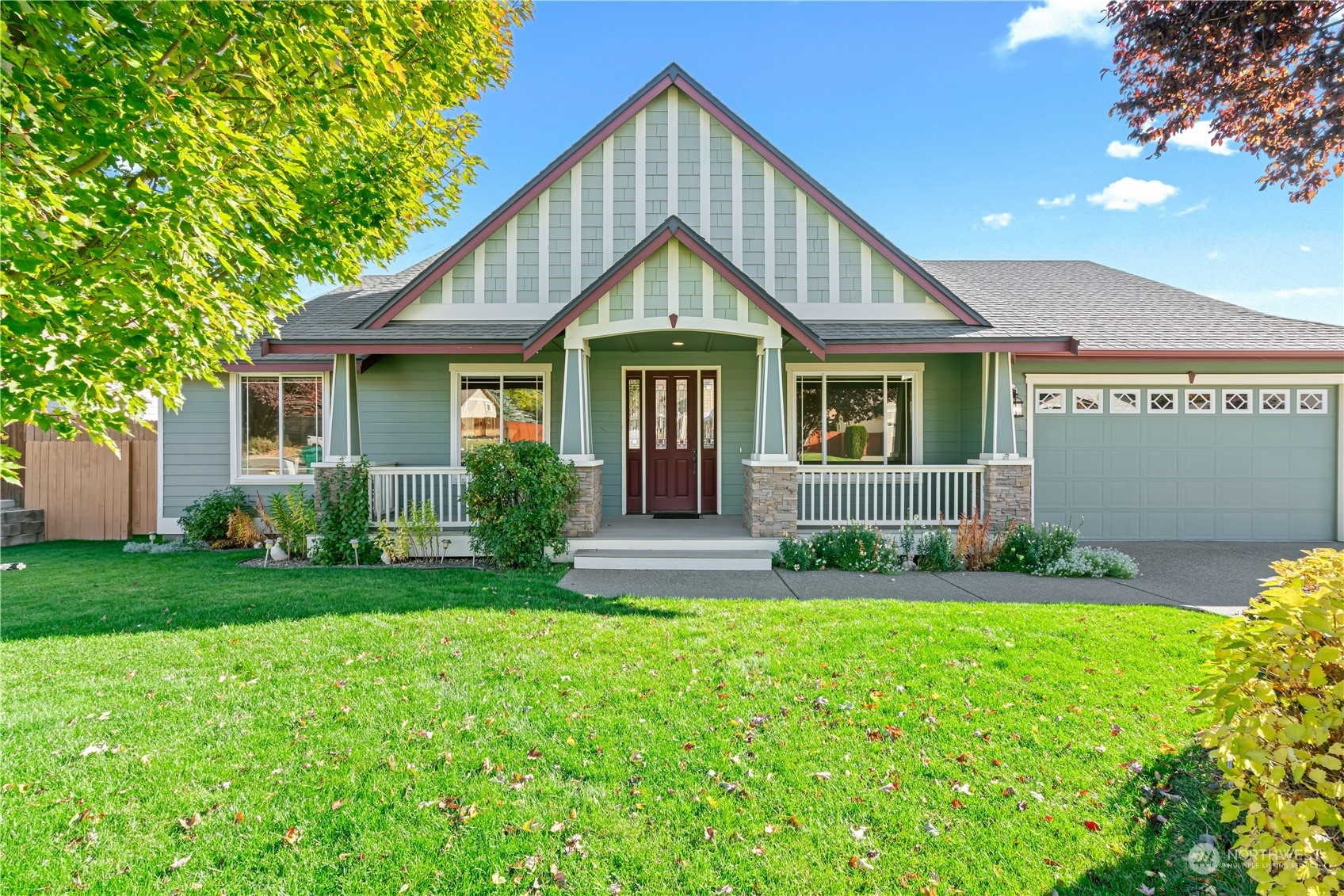 Property Photo:  1306 N Canterbury Drive  WA 98926 