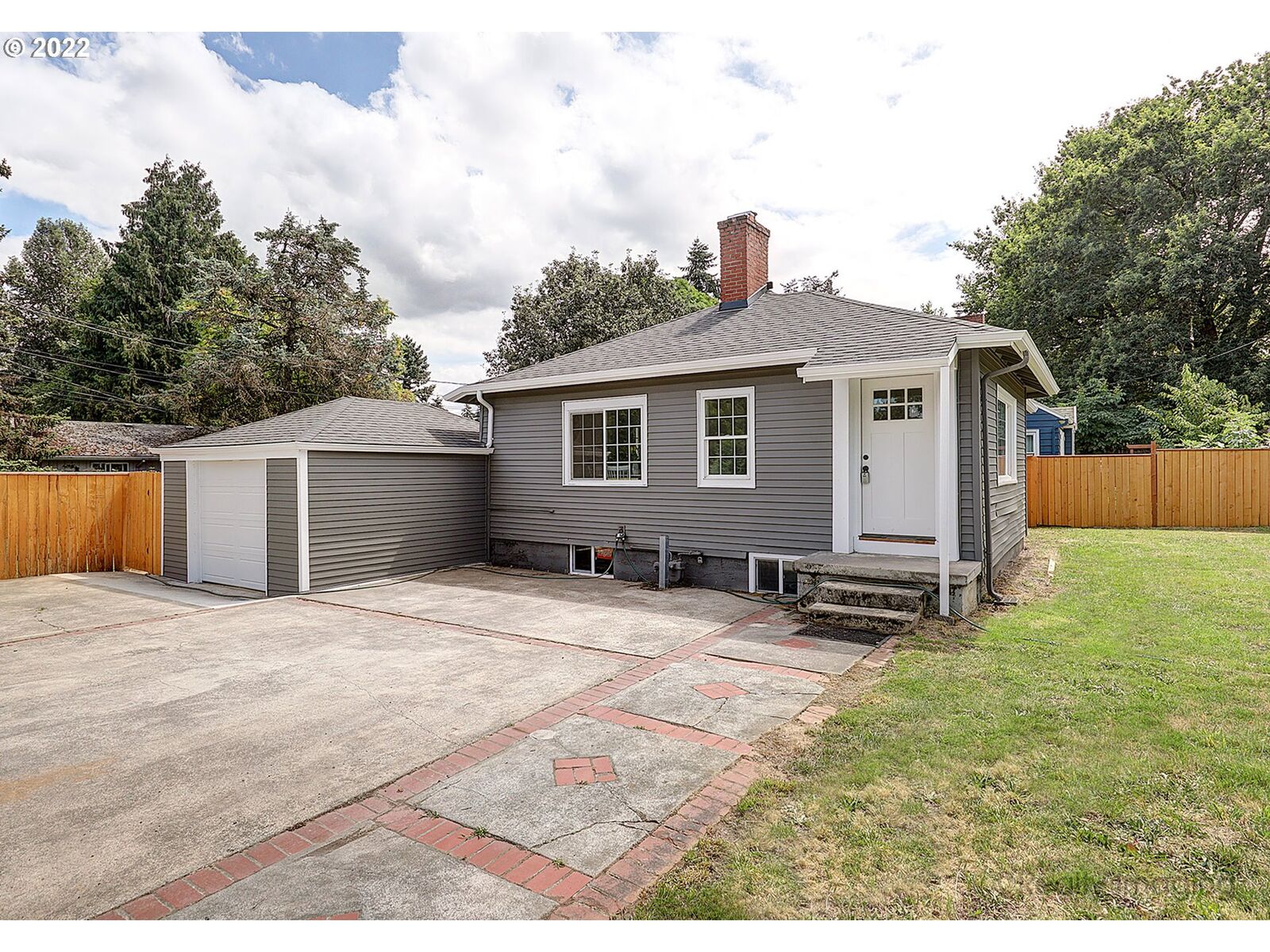 Property Photo: 6004 NE Simpson St OR 97218