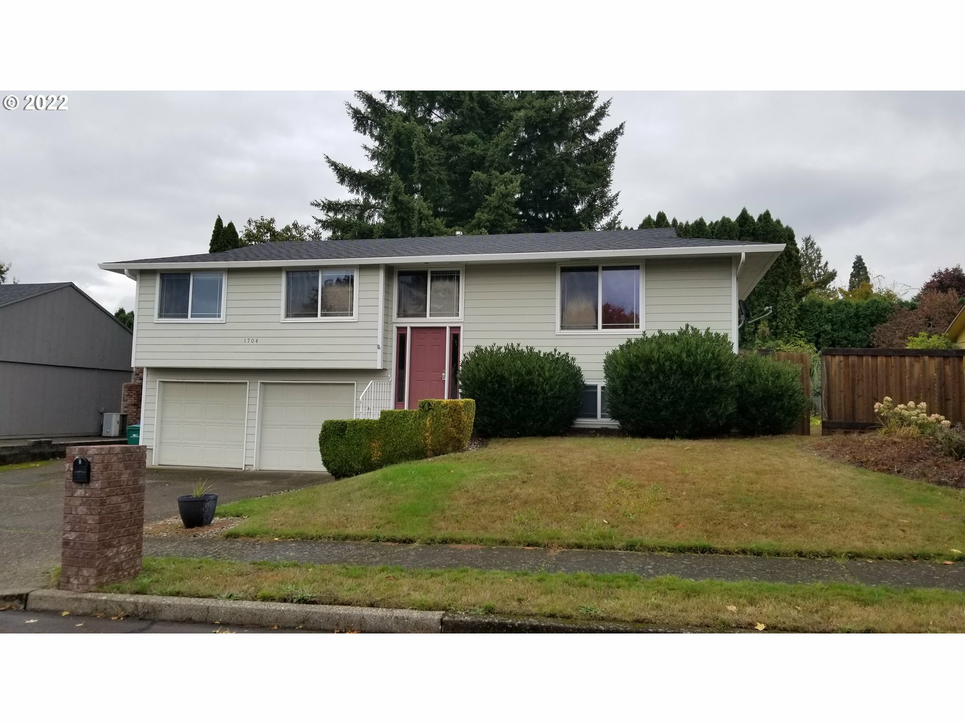 Property Photo: 1704 SW Battaglia Ave OR 97080