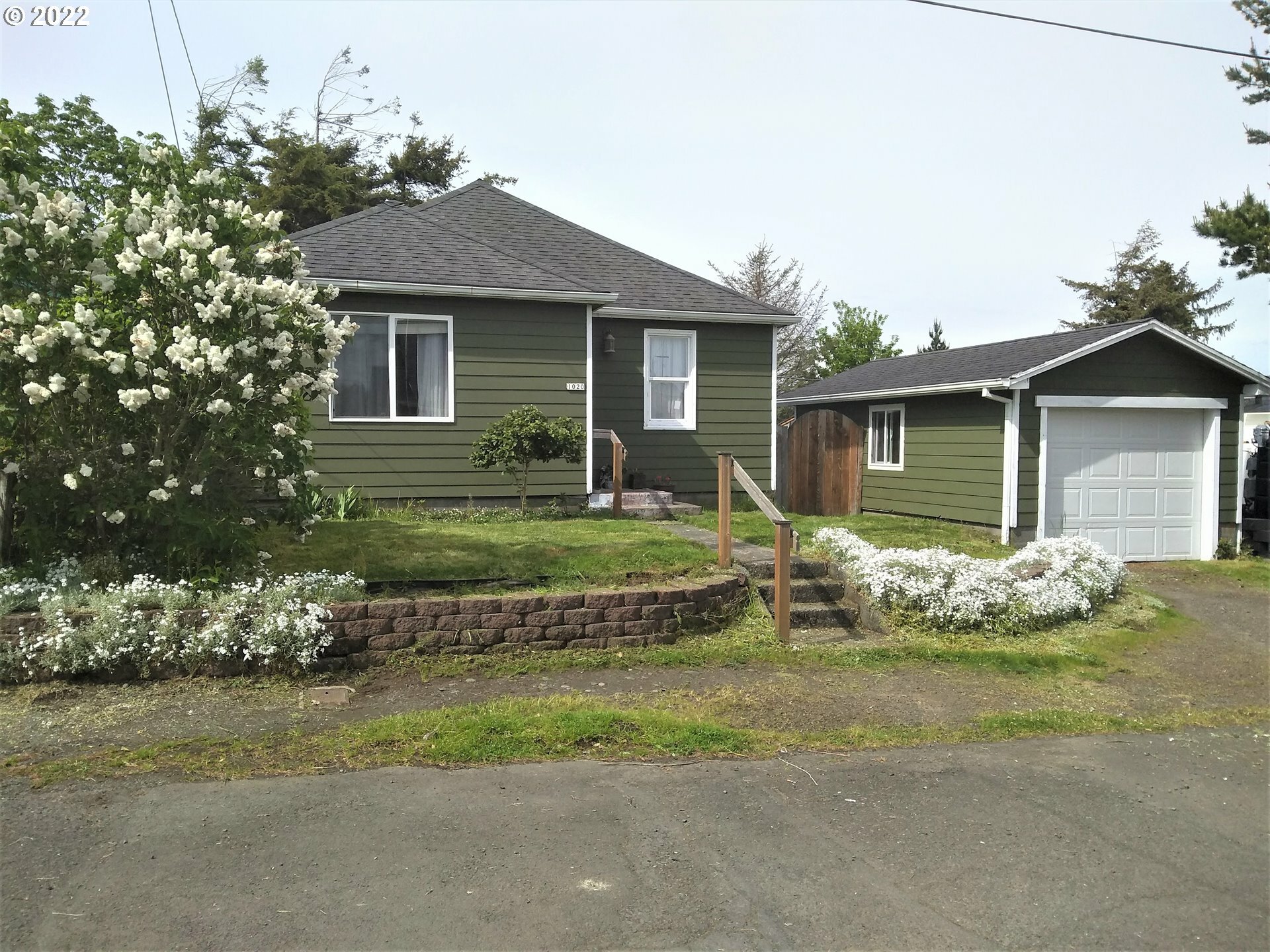 Property Photo:  1020 3rd Ave  OR 97138 