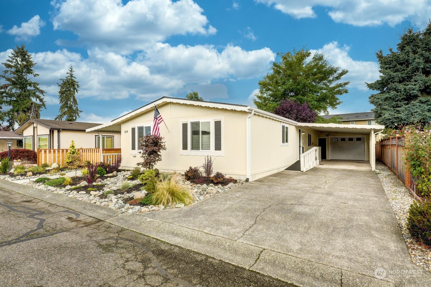 Property Photo:  1402 22nd Street NE 559  WA 98002 