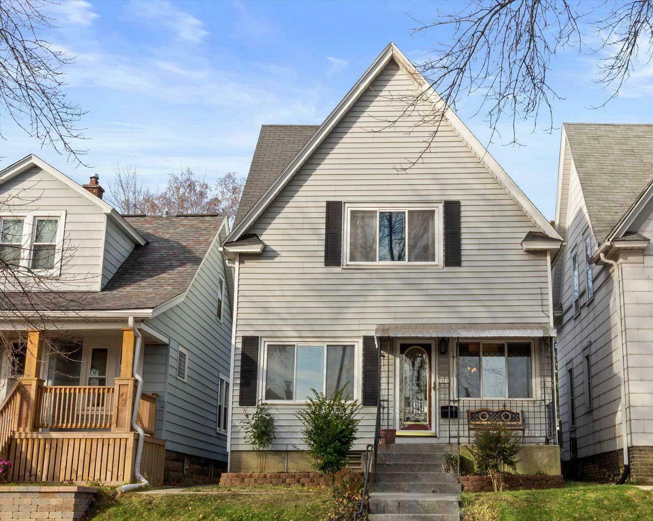 Property Photo: 2915 S Clement Ave WI 53207