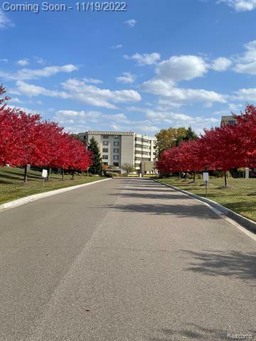 Property Photo:  43050 12 Oaks Crescent Drive 2033/Unit 63  MI 48377 