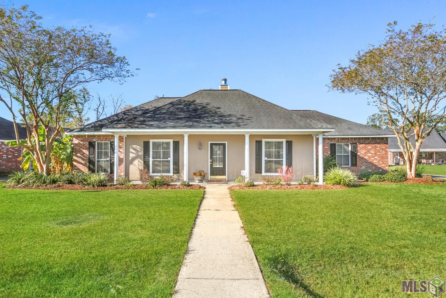 Property Photo: 14509 Whispering Oaks Dr LA 70737