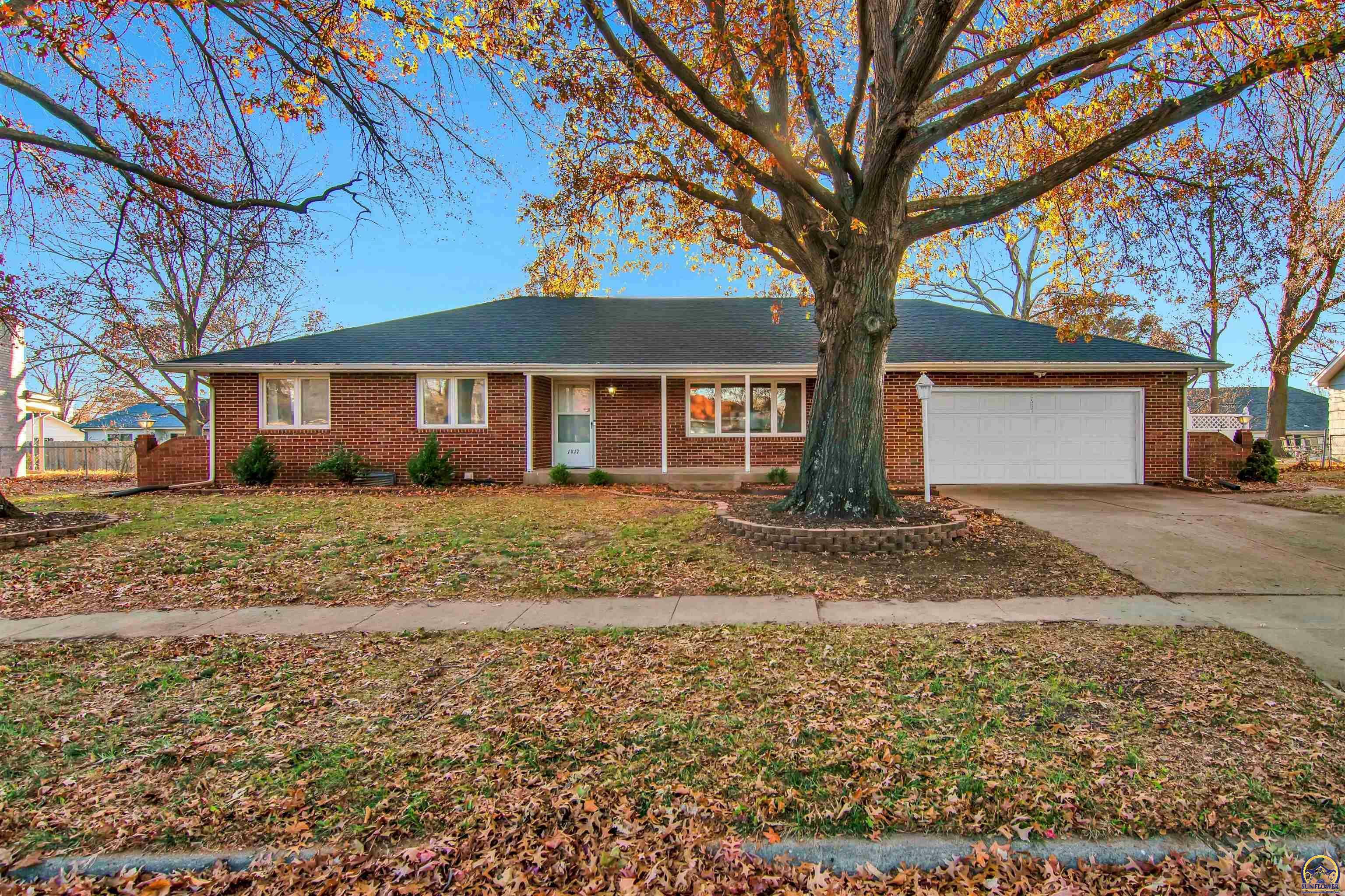 Property Photo:  1917 SW Navajo Ln  KS 66604 