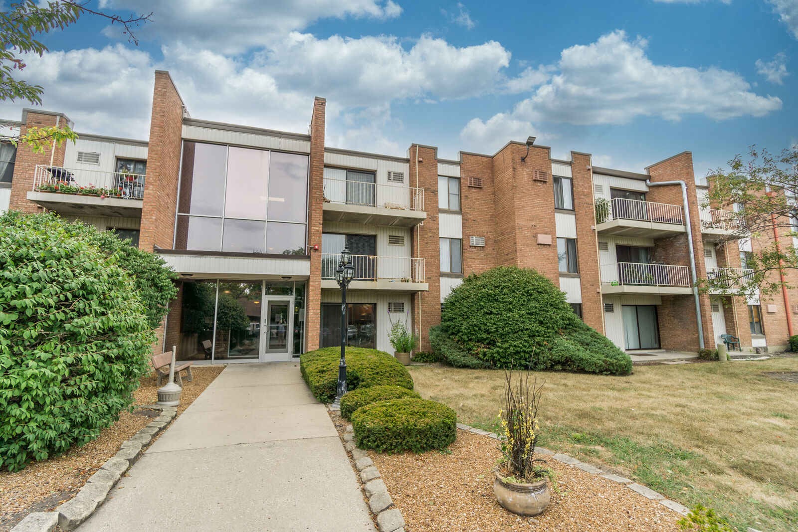 Property Photo:  300 W Fullerton Avenue 305  IL 60101 