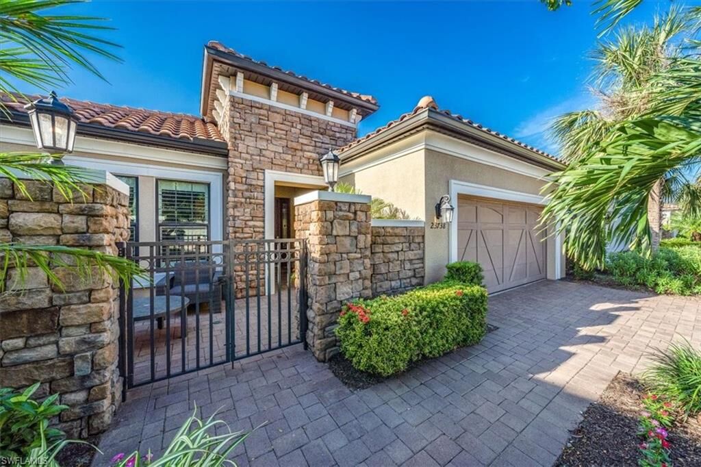 Property Photo: 23738 Pebble Pointe Ln FL 34135