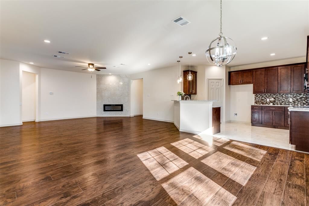 Property Photo: 605 N Jefferson Street TX 75146
