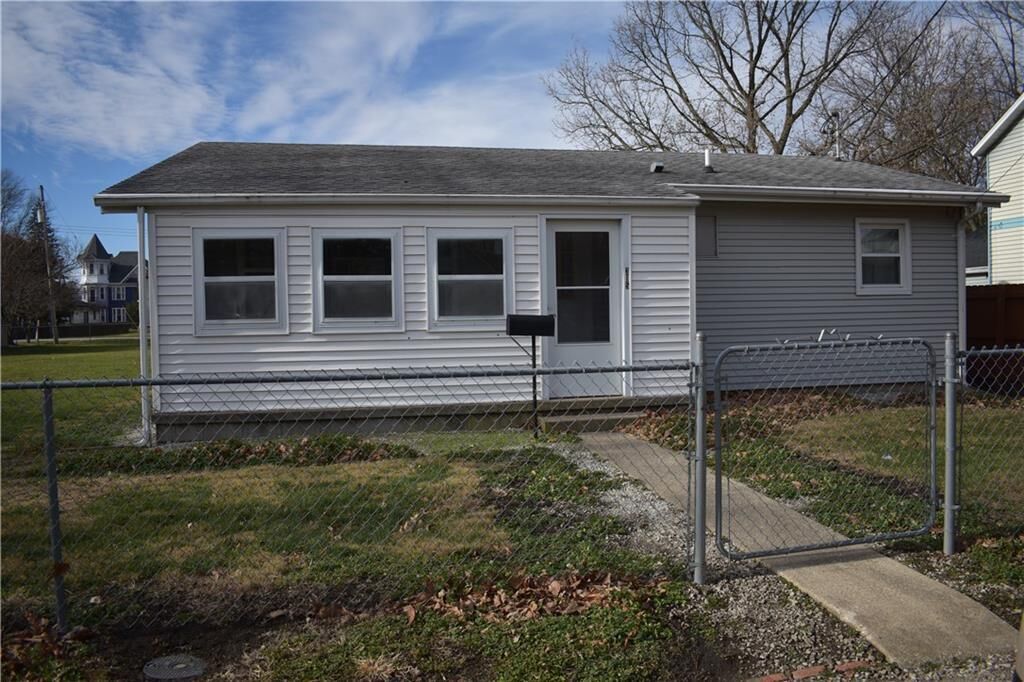 Property Photo:  315 N Pine Street   61910 