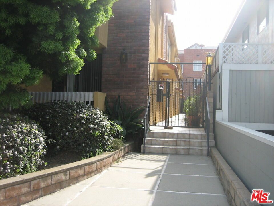 Property Photo: 1010 4th St 6 CA 90403