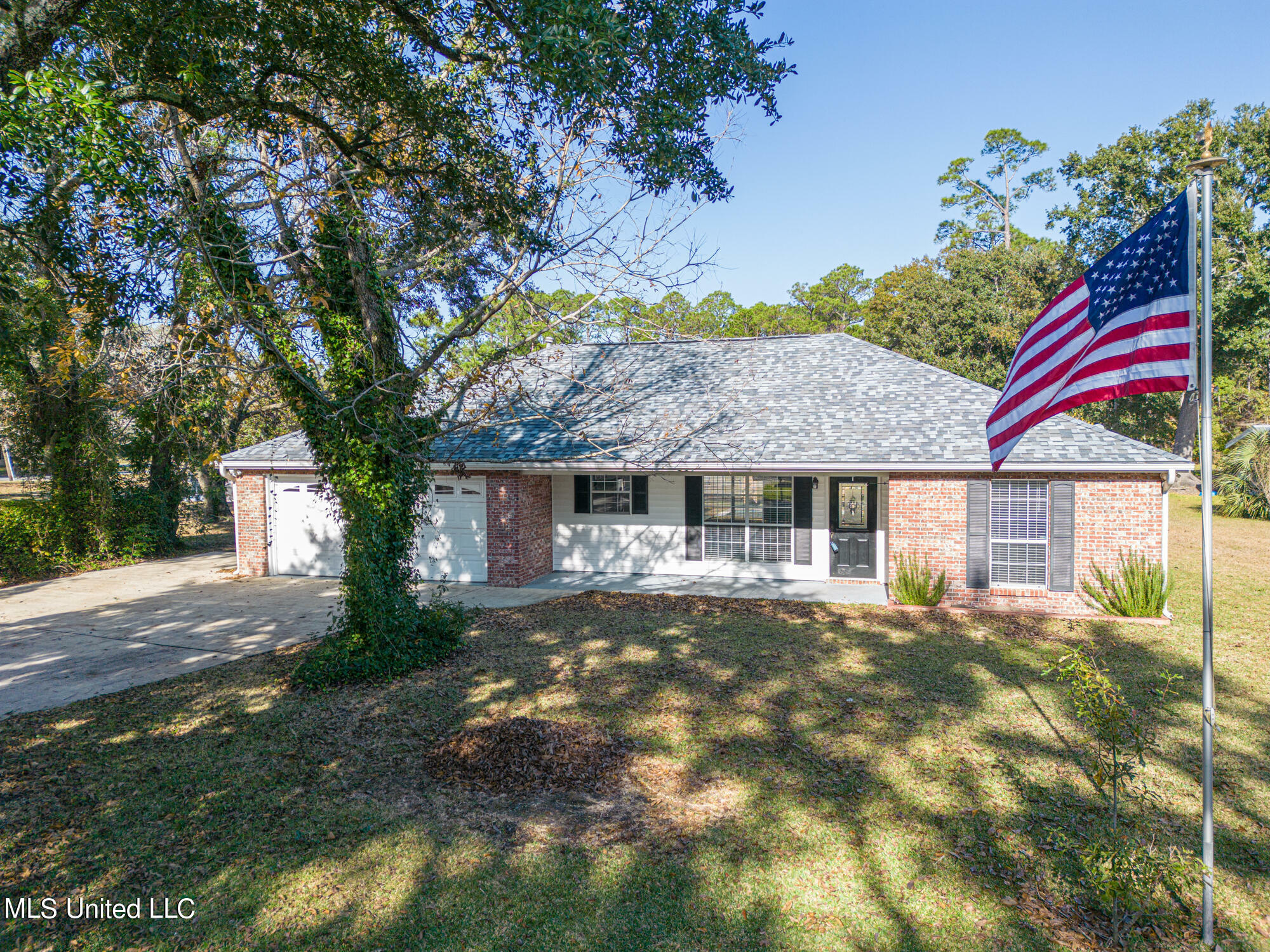 Property Photo:  1202 Iris Street  MS 39560 