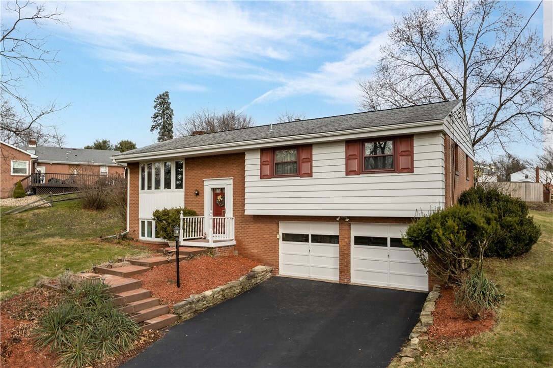 Property Photo:  738 Wyngold Dr  PA 15237 