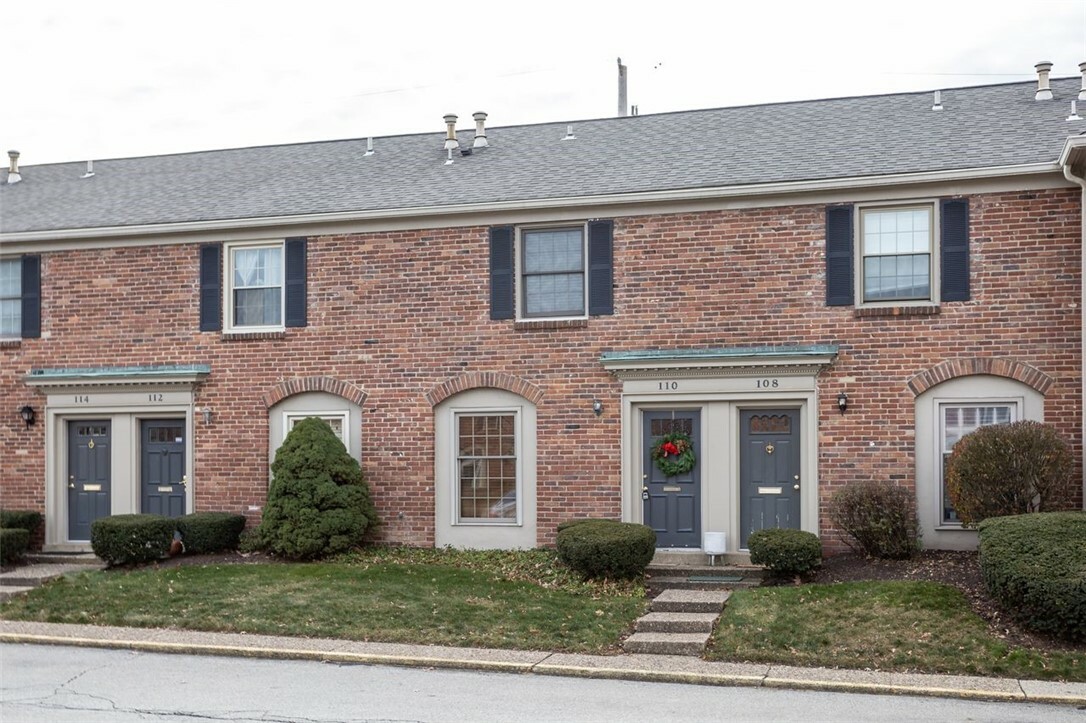 Property Photo:  110 Jamestown Ct  PA 15216 