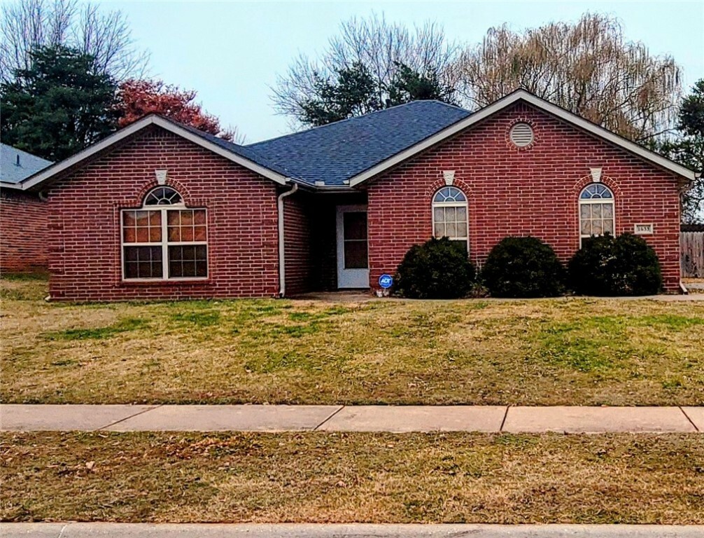 Property Photo:  1633 N Hazeltine Drive  AR 72704 