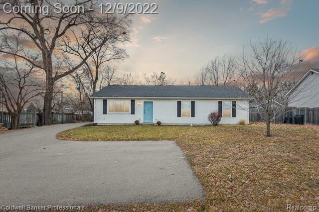 Property Photo:  2910 Pontiac Lake Road  MI 48328 