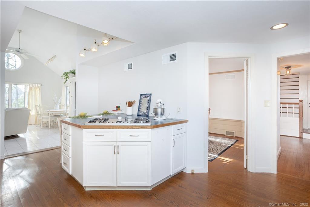 Property Photo:  21 Long View Road  CT 06107 