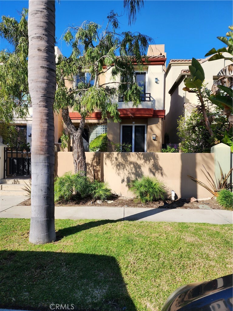 Property Photo: 525 20th Street CA 92648