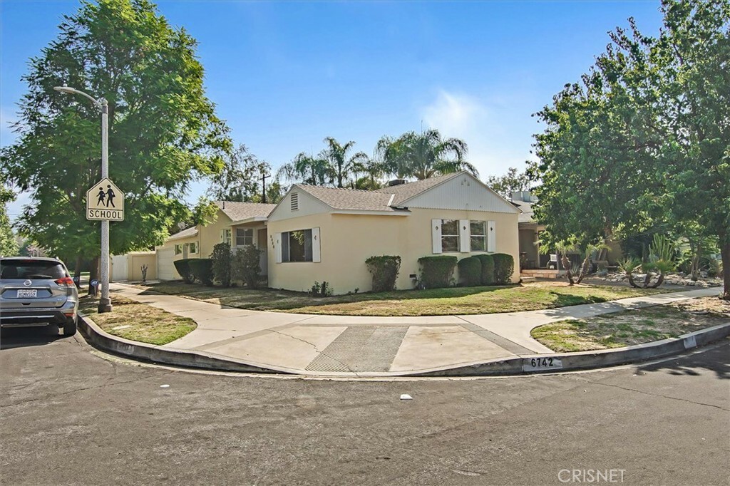 Property Photo: 6742 Jellico Avenue CA 91406
