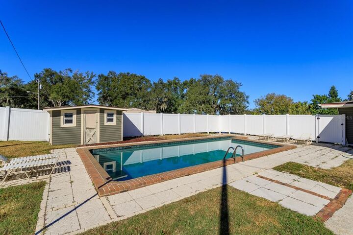 Property Photo:  950 S Main Avenue  FL 34736 