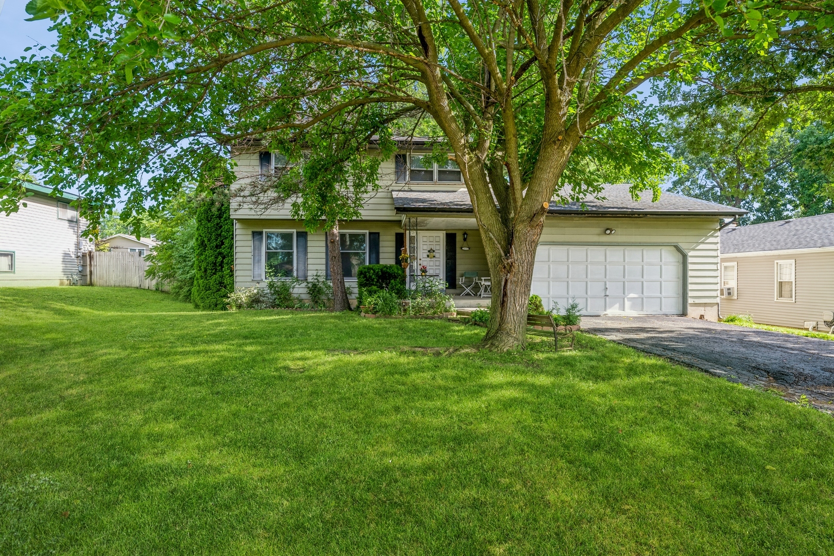 Property Photo:  2422 E Thornwood Drive  IL 60046 