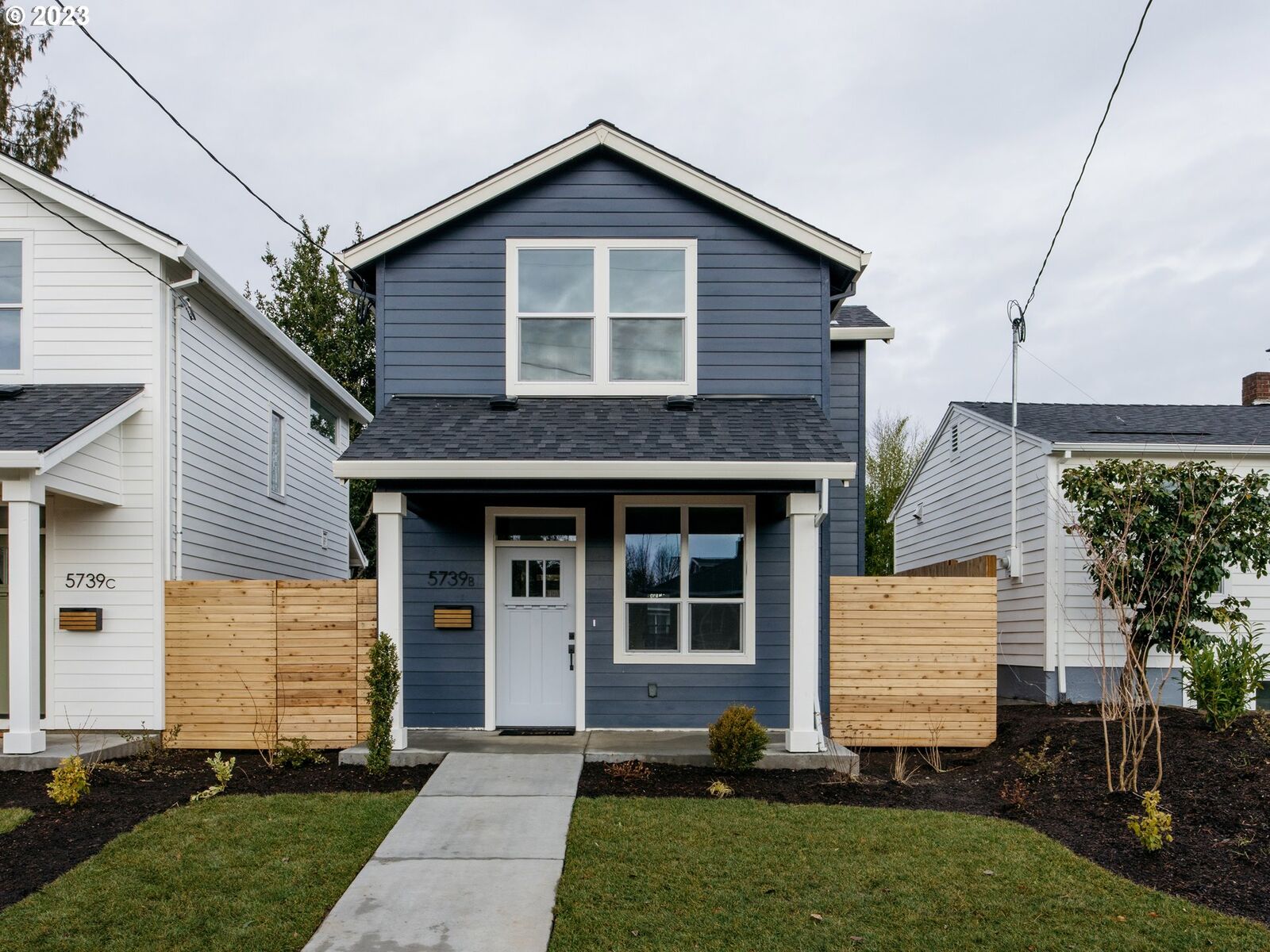 Property Photo: 5739 SE Woodward St B OR 97206