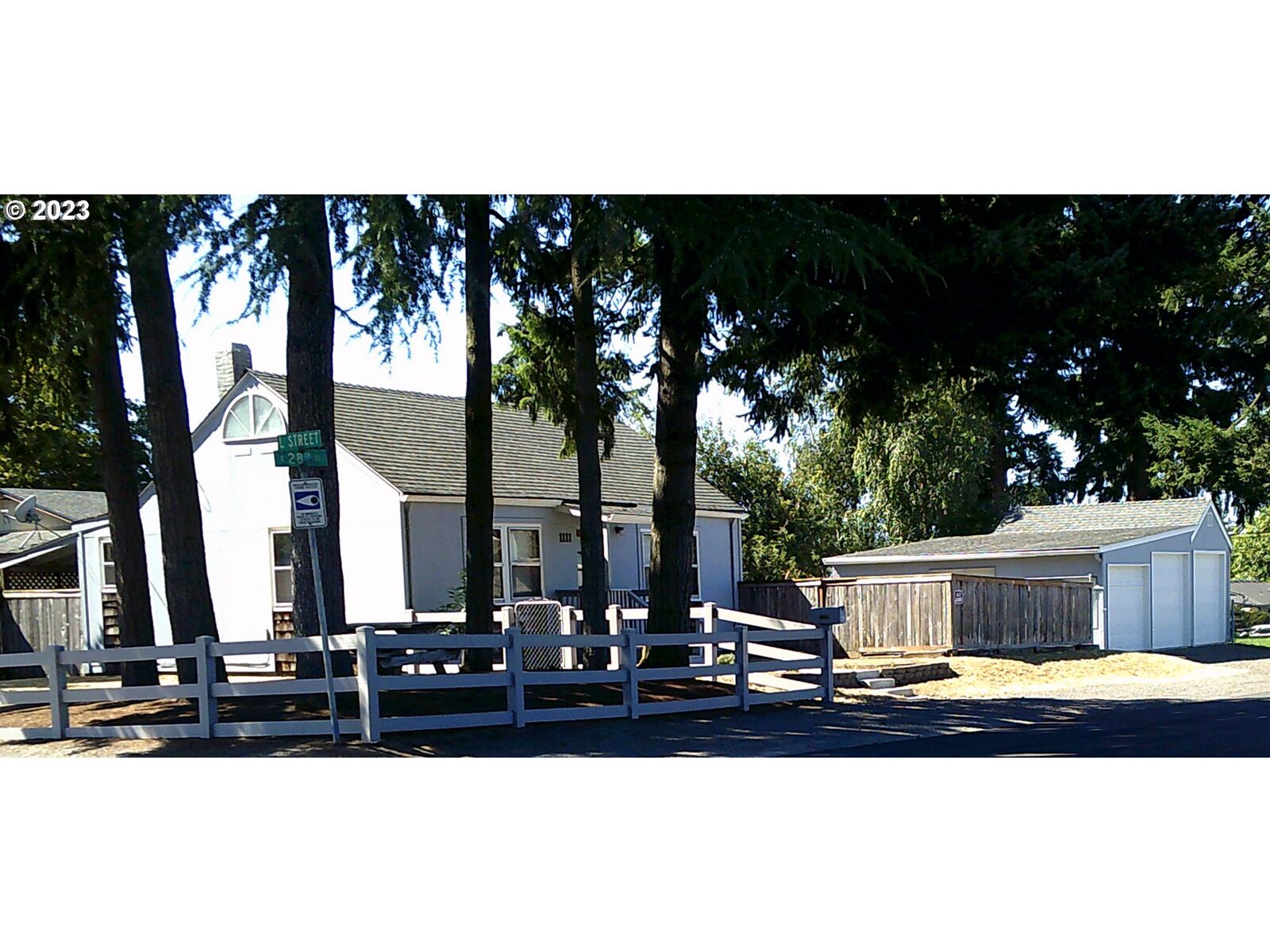 Property Photo:  1111 E 28th St  WA 98663 