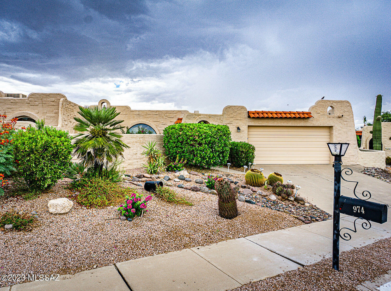 Property Photo:  974 W Calle Del Regalo  AZ 85614 